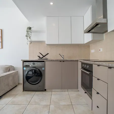 Diana 52-universal 1br With Pool View Apartment *