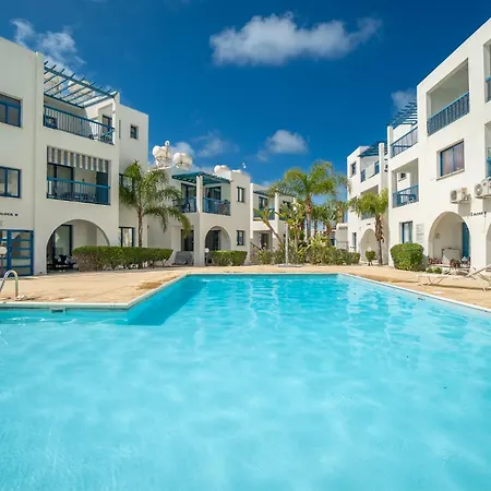 Diana 52-universal 1br With Pool View Apartment Paphos